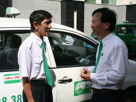 Ông Nguyễn Tuấn Sinh, Chủ tịch Công đoàn Công ty Mai Linh (bìa phải), ghi nhận tâm tư, nguyện vọng của tài xế về quyền lợi BHXH, BHYT, BHTN