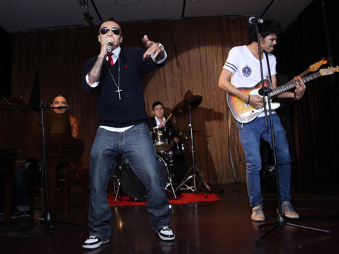 Bạn thân của Hà Anh là rapper Antoneus Maximus cũng xuất hiện trong chương trình