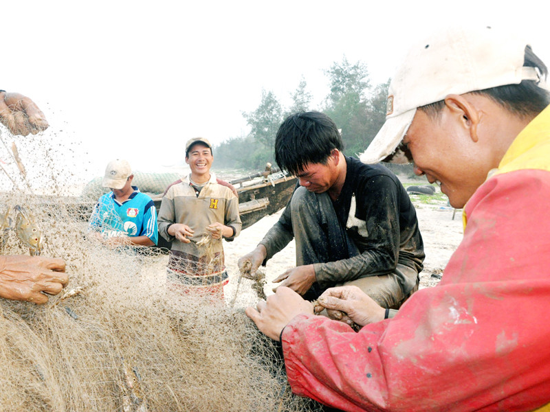 Nghề biển vất vả và hiểm nguy nhưng biển vẫn là nguồn sống lâu bền của người dân Tân Mỹ
