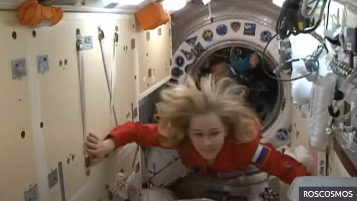 Diễn viên Yulia Peresild vào trong khoang của ISS. (Ảnh: Roscosmos)
