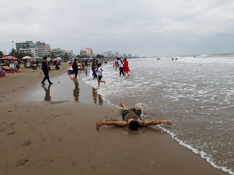 Du khách nườm nượp đổ về biển Sầm Sơn ngày mùng 6 Tết ảnh 1