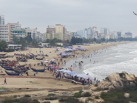 Du khách nườm nượp đổ về biển Sầm Sơn ngày mùng 6 Tết ảnh 2