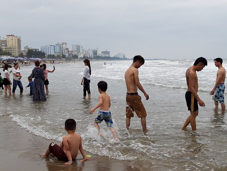 Du khách nườm nượp đổ về biển Sầm Sơn ngày mùng 6 Tết ảnh 3