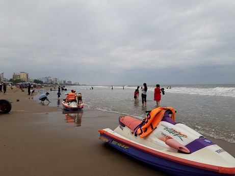 Du khách nườm nượp đổ về biển Sầm Sơn ngày mùng 6 Tết ảnh 4