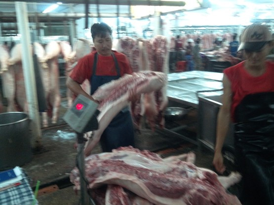 Càng về cuối phiên, thịt heo trên các dậu càng ít dần, tỷ lệ thuận với lượng thịt ít đi là giá cũng giảm mạnh