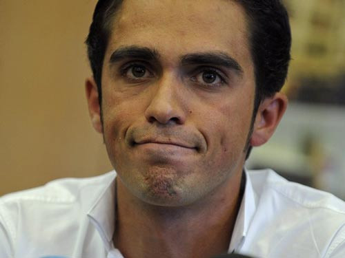 Tay đua Contador trả lời báo chí sau khi nghi án doping xuất hiện. Ảnh: Getty Images