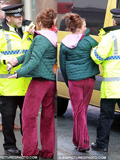 Một phụ nữ bị cảnh cáo vì hành động quá khích và được dẫn đi