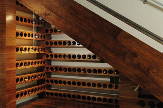 Giường dưới cầu thang - một ý tường mới lạ và tuyệt vời! Giá sách dưới cầu thang - một ý tưởng quen thuộc nhưng cũng không kém phần hiệu quả Bể cá và lò sưởi Khu vực để đồ và rượu Từ phòng bếp, phòng tắm tới bàn làm việc hay khu vực giải trí.