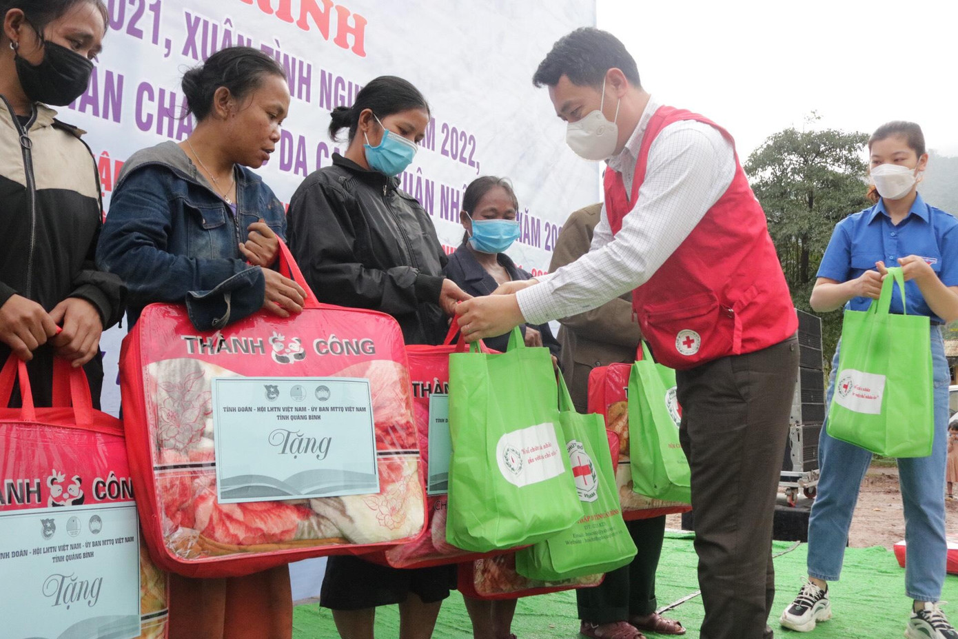 Tặng quà cho bà con dân bản còn gặp nhiều khó khăn trước Tết Nguyên đán 2022
