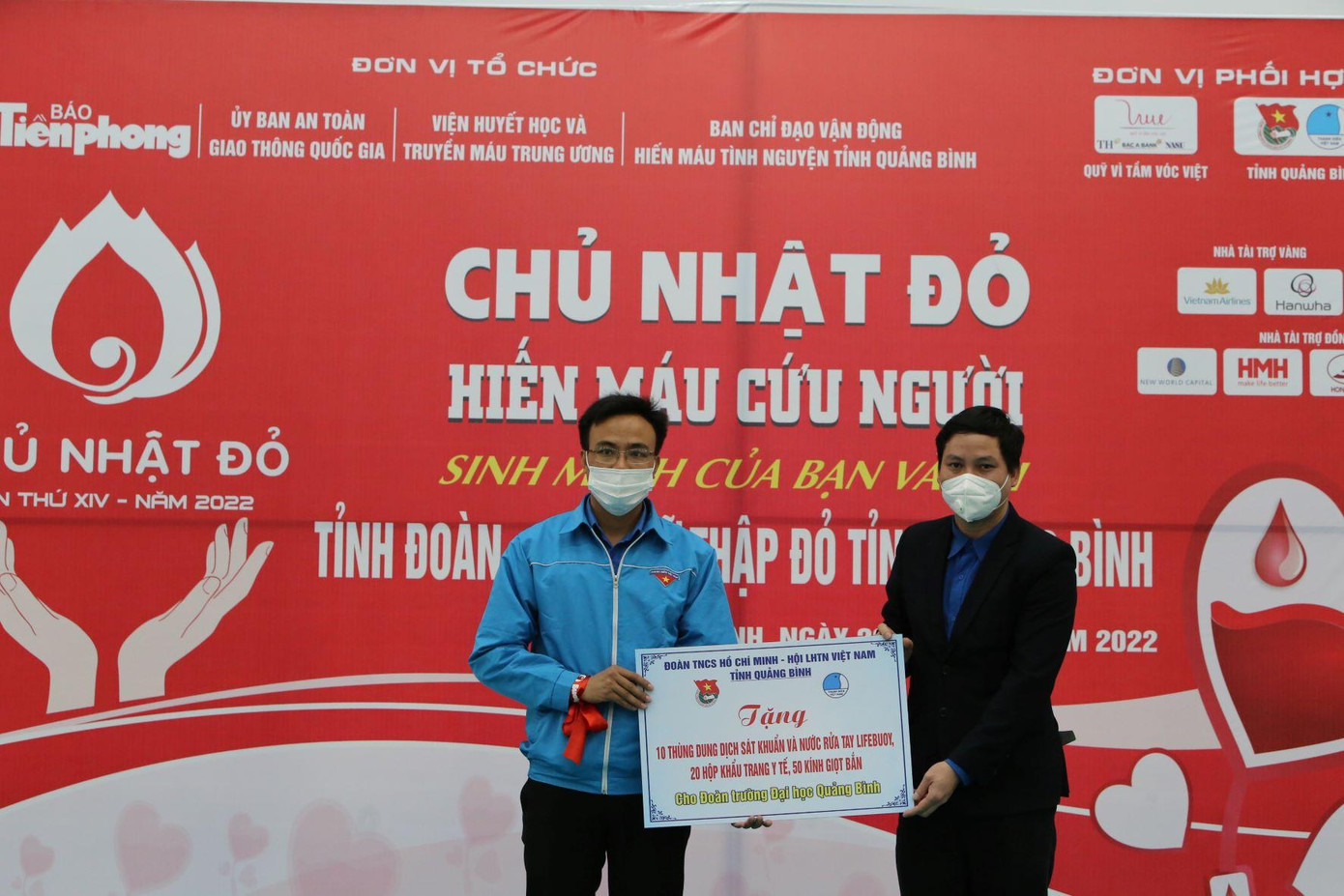 Bí thư tỉnh Đoàn Quảng Bình tặng thiết bị phòng chống dịch cho đoàn trường Đại học Quảng Bình trong chương trình &quot;Chủ nhật Đỏ&quot;.