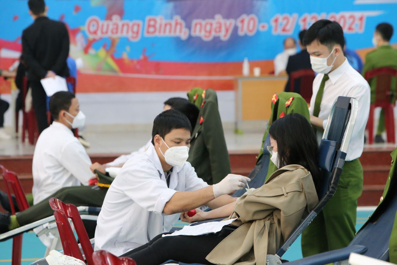 Các bạn trẻ là cán bộ khối các cơ quan tham gia chương trình Chủ nhật Đỏ