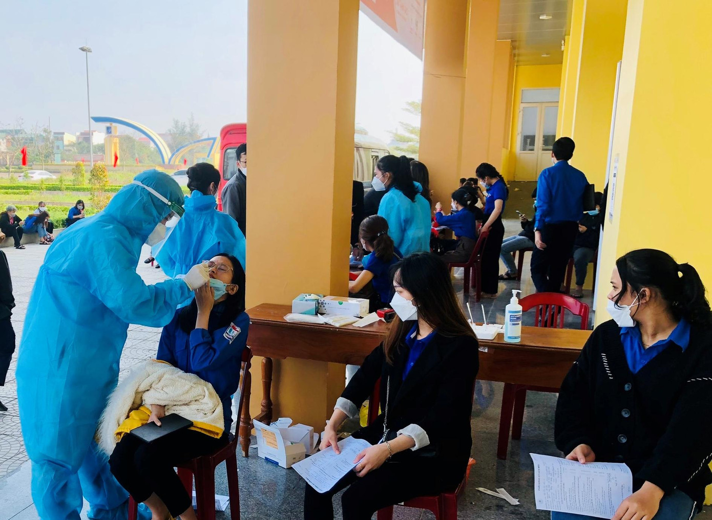 Ngay từ sáng sớm, các ĐVTN đã có mặt để test nhanh COVID-19 trước khi hiến máu nhân đạo