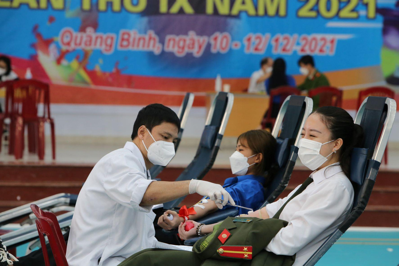 Một nữ cán bộ thuộc khối an ninh của Công an tỉnh Quảng Bình tham dự chương trình