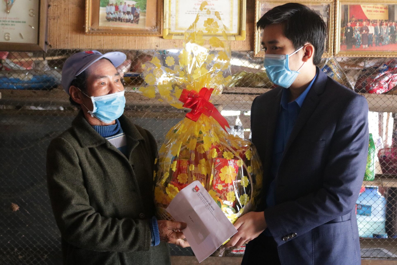 Thăm và tặng quà cho gia đình khó khăn