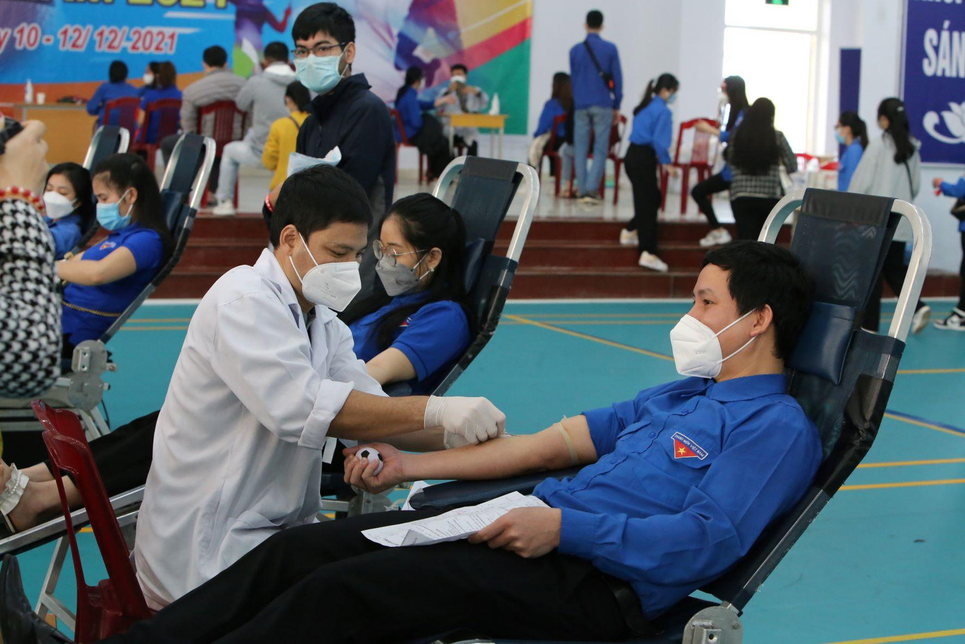 Bí thư Tỉnh đoàn Quảng Bình tham gia hiến máu trong chương trình Chủ nhật Đỏ