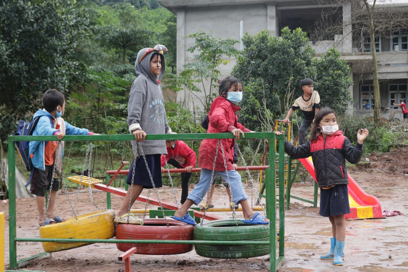 Bà con dân bản ở xã Dân Hóa cảm ơn tình cảm của tỉnh Đoàn Quảng Bình đã dành tặng cho các em nhỏ những món quà ý nghĩa