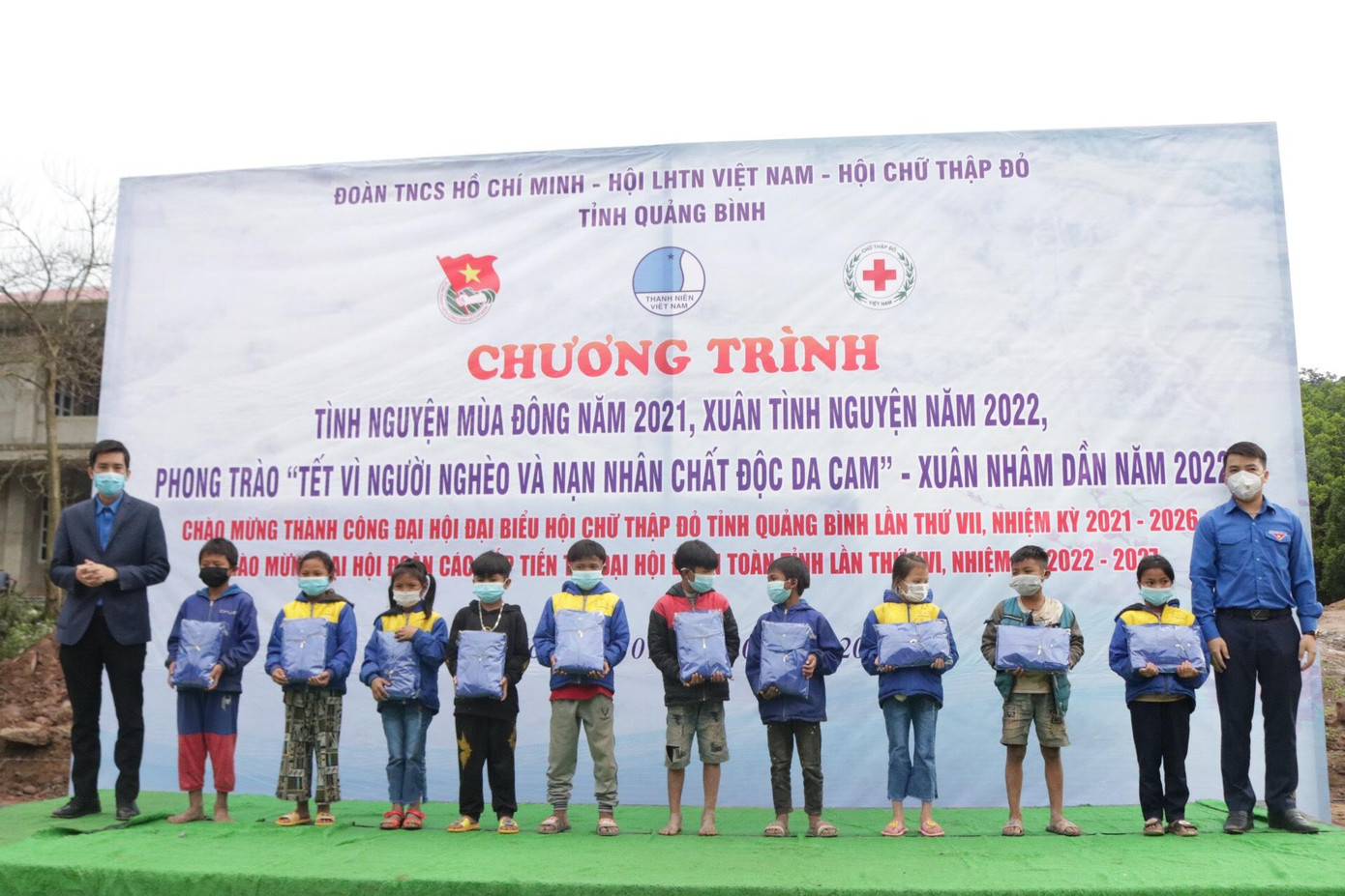 Tặng áo ấm cho học sinh vùng khó khăn