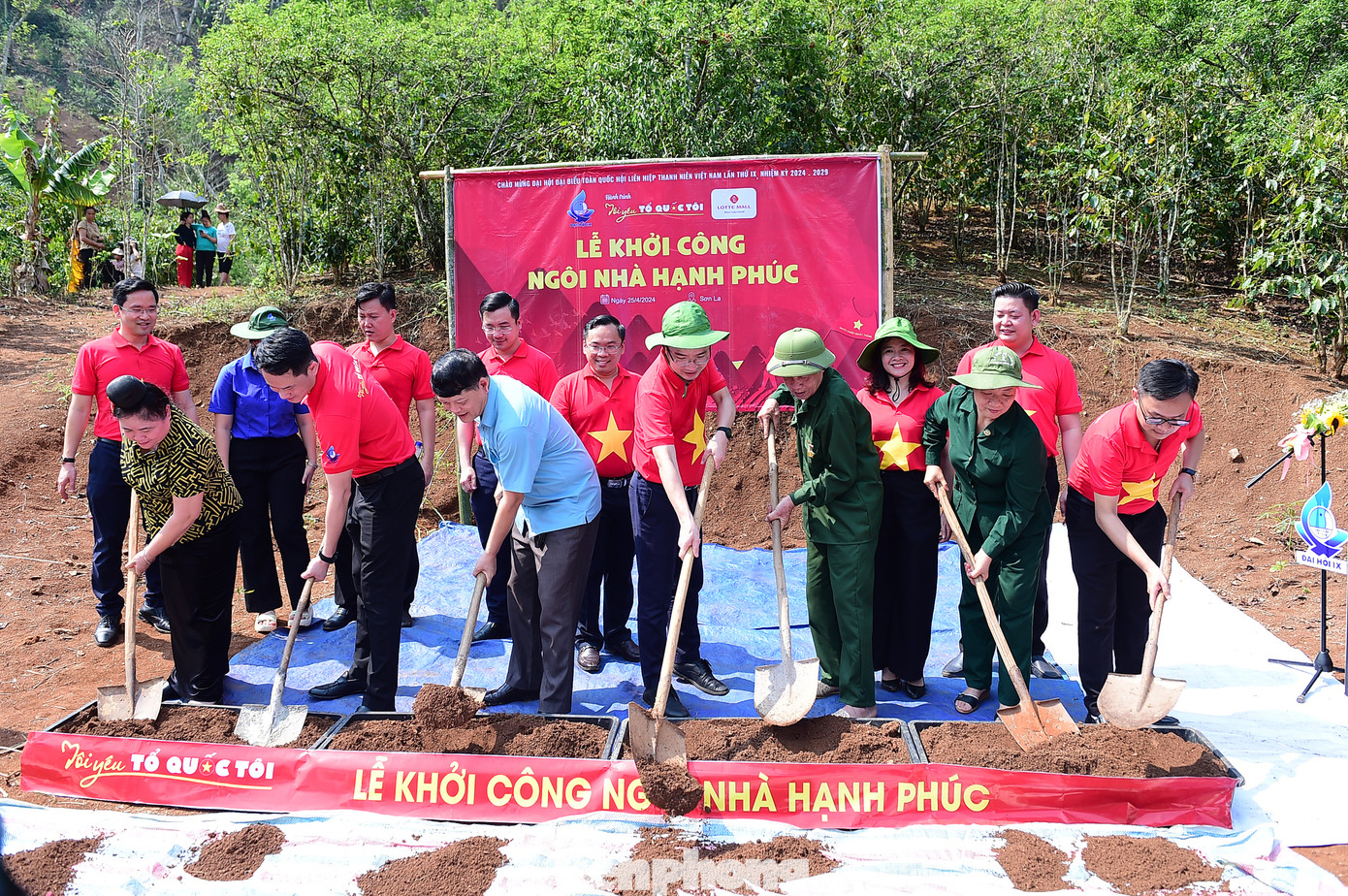 Các đại biểu hành trình, địa phương thực hiện nghi thức khởi công công trình. Các đại biểu hành trình, địa phương thực hiện nghi thức khởi công công trình.