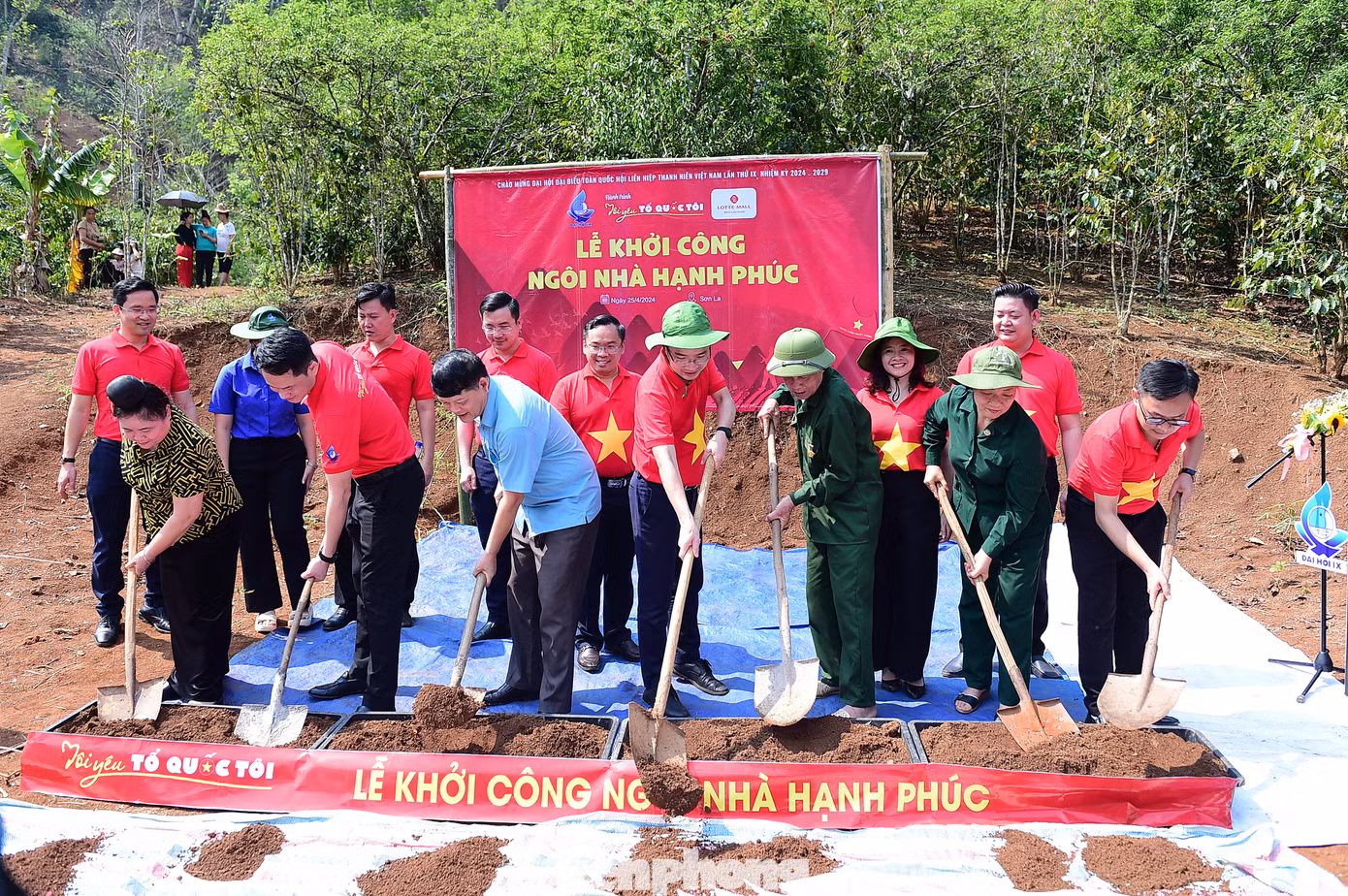 Các đại biểu hành trình, địa phương thực hiện nghi thức khởi công công trình.
