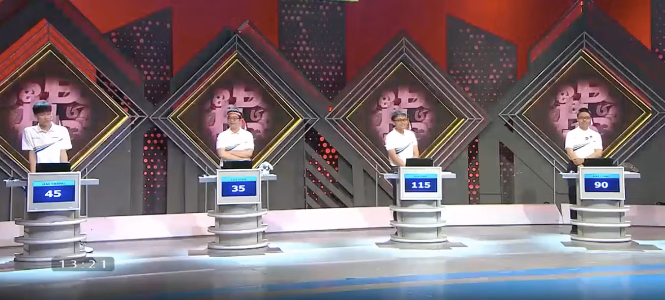 Phú Đức vươn lên dẫn đầu sau phần thi Vượt chướng ngại vật.