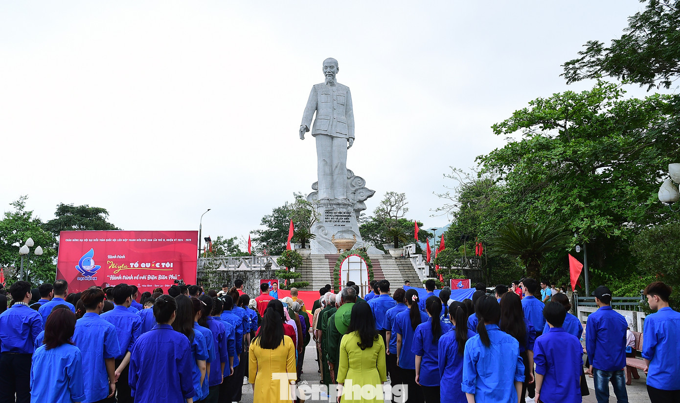 Đoàn đại biểu thực hiện lễ chào cờ, dâng hương hoa tại tượng đài Bác Hồ tại công trình Thuỷ điện Hòa Bình. Ảnh: Xuân Tùng