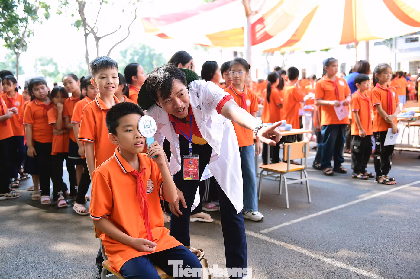 Các đại biểu tham gia hoạt động tại trường Tiểu học Tô Hiệu. Ảnh: Xuân Tùng