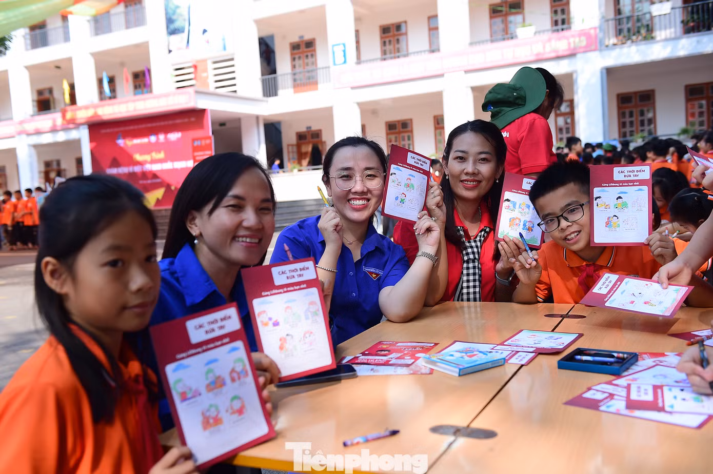Các đại biểu tham gia hoạt động tại trường Tiểu học Tô Hiệu. Ảnh: Xuân Tùng