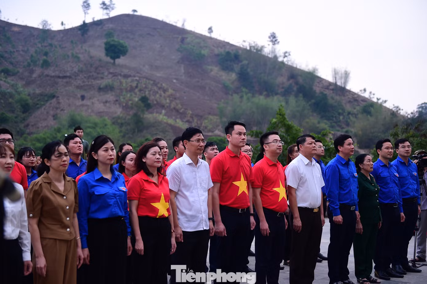 Anh Nguyễn Tường Lâm - Bí thư T.Ư Đoàn (thứ 6 từ phải sang), chị Cầm Huyền Trang - Bí thư Tỉnh Đoàn Sơn La (thứ 9 từ phải sang) cùng lãnh đạo địa phương, các đại biểu hành trình và đoàn viên thanh niên Sơn La thực hiện nghi lễ chào cờ. Ảnh: Xuân Tùng