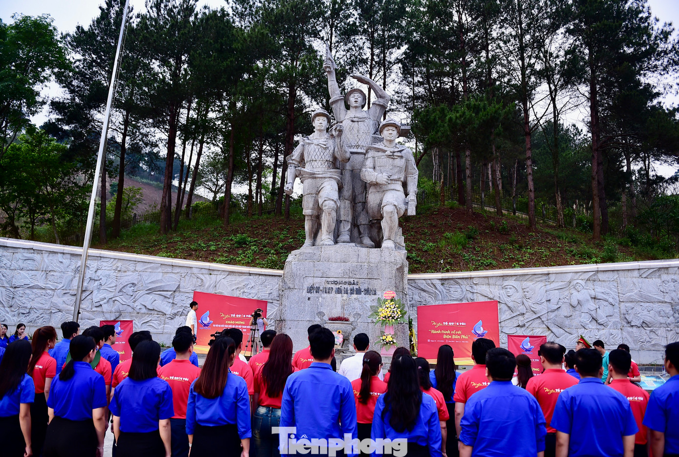 Các đại biểu tề tựu Đài tưởng niệm liệt sĩ Thanh niên xung phong Ngã ba Cò Nòi. Ảnh: Xuân Tùng Các đại biểu tề tựu Đài tưởng niệm liệt sĩ Thanh niên xung phong Ngã ba Cò Nòi. Ảnh: Xuân Tùng