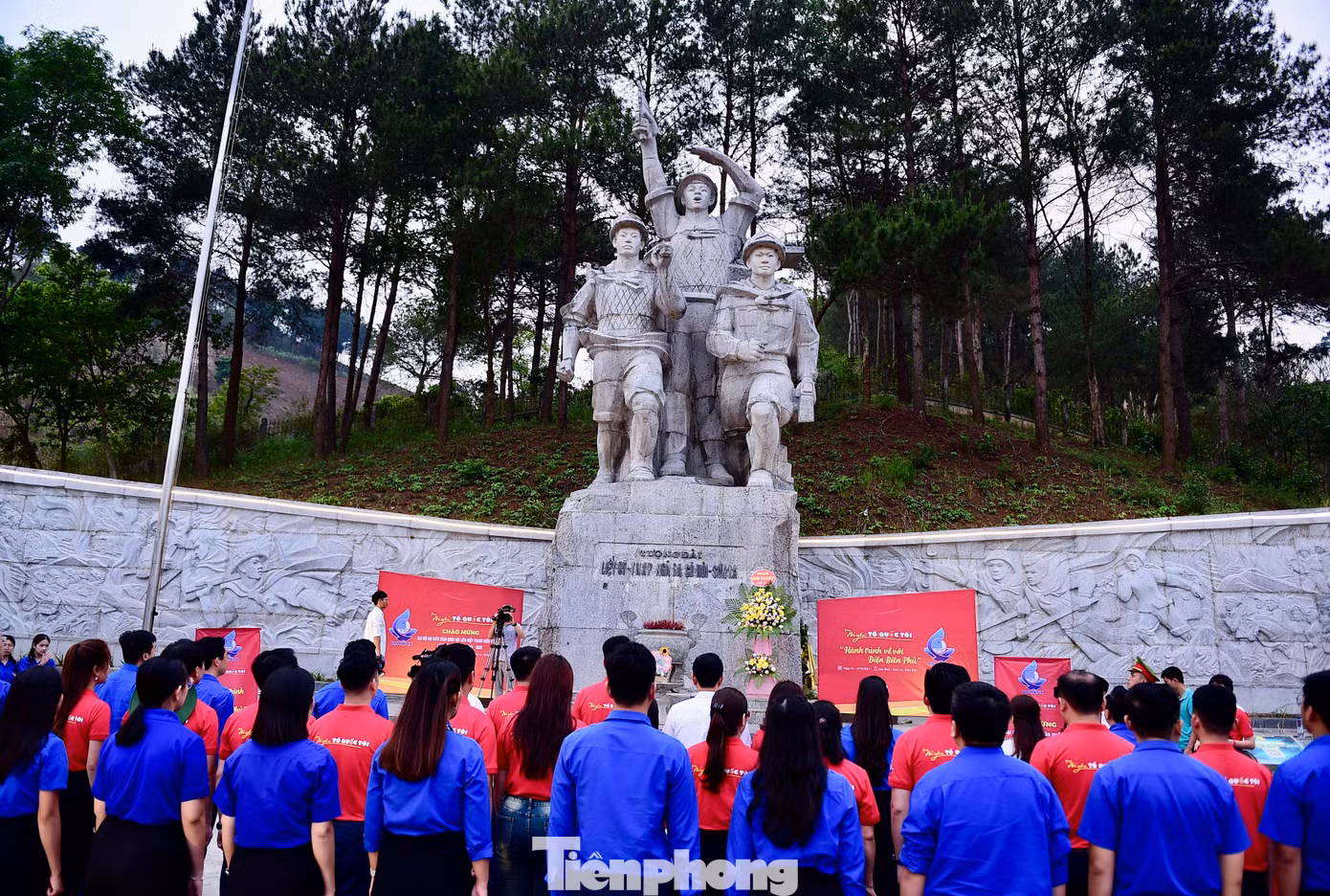 Các đại biểu tề tựu Đài tưởng niệm liệt sĩ Thanh niên xung phong Ngã ba Cò Nòi. Ảnh: Xuân Tùng