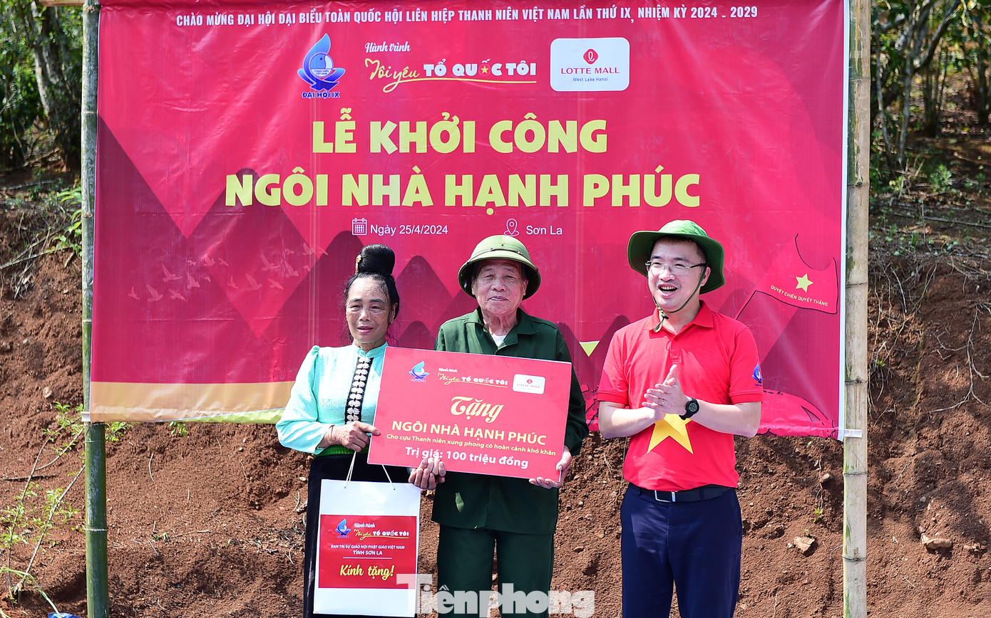 Anh Nguyễn Tường Lâm - Bí thư T.Ư Đoàn trao tặng biển tượng trưng công trình Ngôi nhà hạnh phúc cho gia đình ông Lèo Văn Luấn. Ảnh: Xuân Tùng Anh Nguyễn Tường Lâm - Bí thư T.Ư Đoàn trao tặng biển tượng trưng công trình Ngôi nhà hạnh phúc cho gia đình ông Lèo Văn Luấn. Ảnh: Xuân Tùng