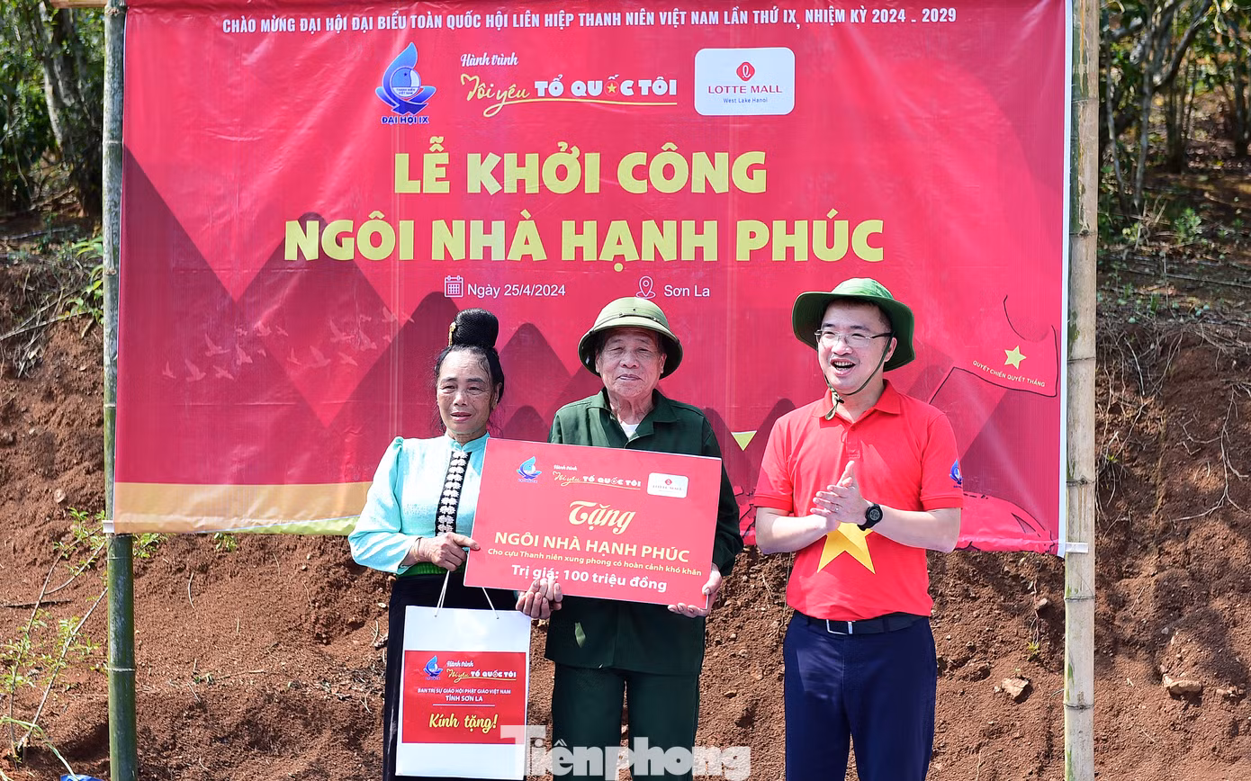 Anh Nguyễn Tường Lâm - Bí thư T.Ư Đoàn trao tặng biển tượng trưng công trình Ngôi nhà hạnh phúc cho gia đình ông Lèo Văn Luấn. Ảnh: Xuân Tùng