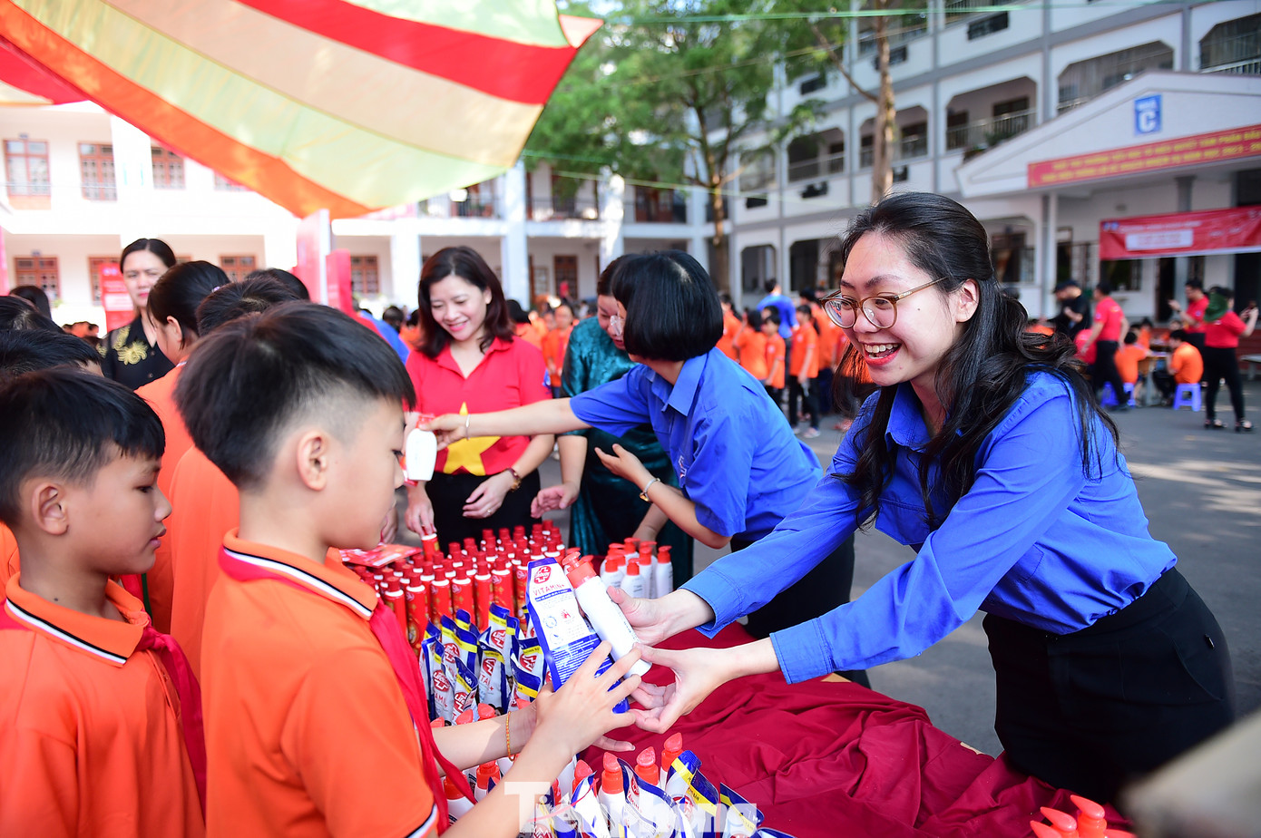 Các đại biểu tham gia hoạt động tại trường Tiểu học Tô Hiệu. Ảnh: Xuân Tùng Các đại biểu tham gia hoạt động tại trường Tiểu học Tô Hiệu. Ảnh: Xuân Tùng