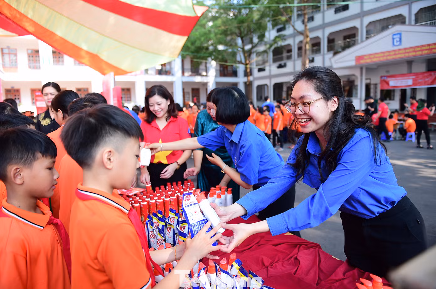 Các đại biểu tham gia hoạt động tại trường Tiểu học Tô Hiệu. Ảnh: Xuân Tùng