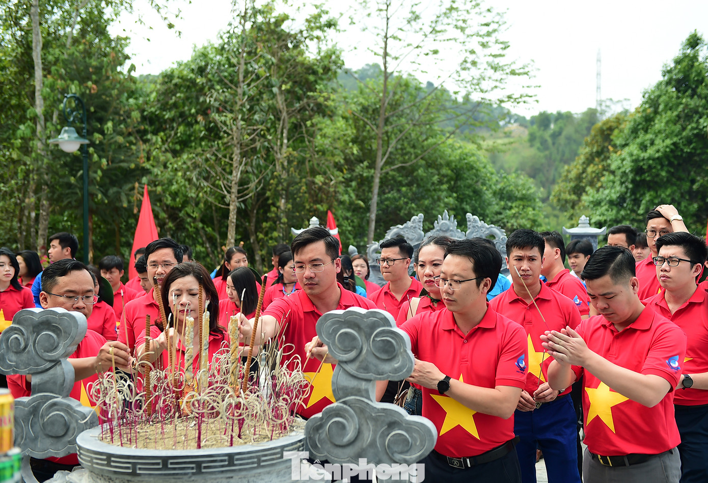 Các đại biểu dâng hương, tưởng nhớ các Anh hùng liệt sĩ tại Đền thờ Liệt sĩ Khu di tích lịch sử - văn hóa Đèo Pha Đin. Ảnh: Xuân Tùng Các đại biểu dâng hương, tưởng nhớ các Anh hùng liệt sĩ tại Đền thờ Liệt sĩ Khu di tích lịch sử - văn hóa Đèo Pha Đin. Ảnh: Xuân Tùng