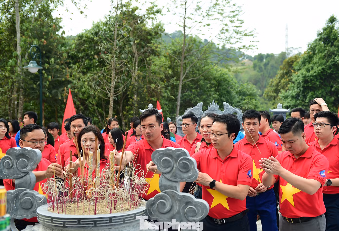 Các đại biểu dâng hương, tưởng nhớ các Anh hùng liệt sĩ tại Đền thờ Liệt sĩ Khu di tích lịch sử - văn hóa Đèo Pha Đin. Ảnh: Xuân Tùng