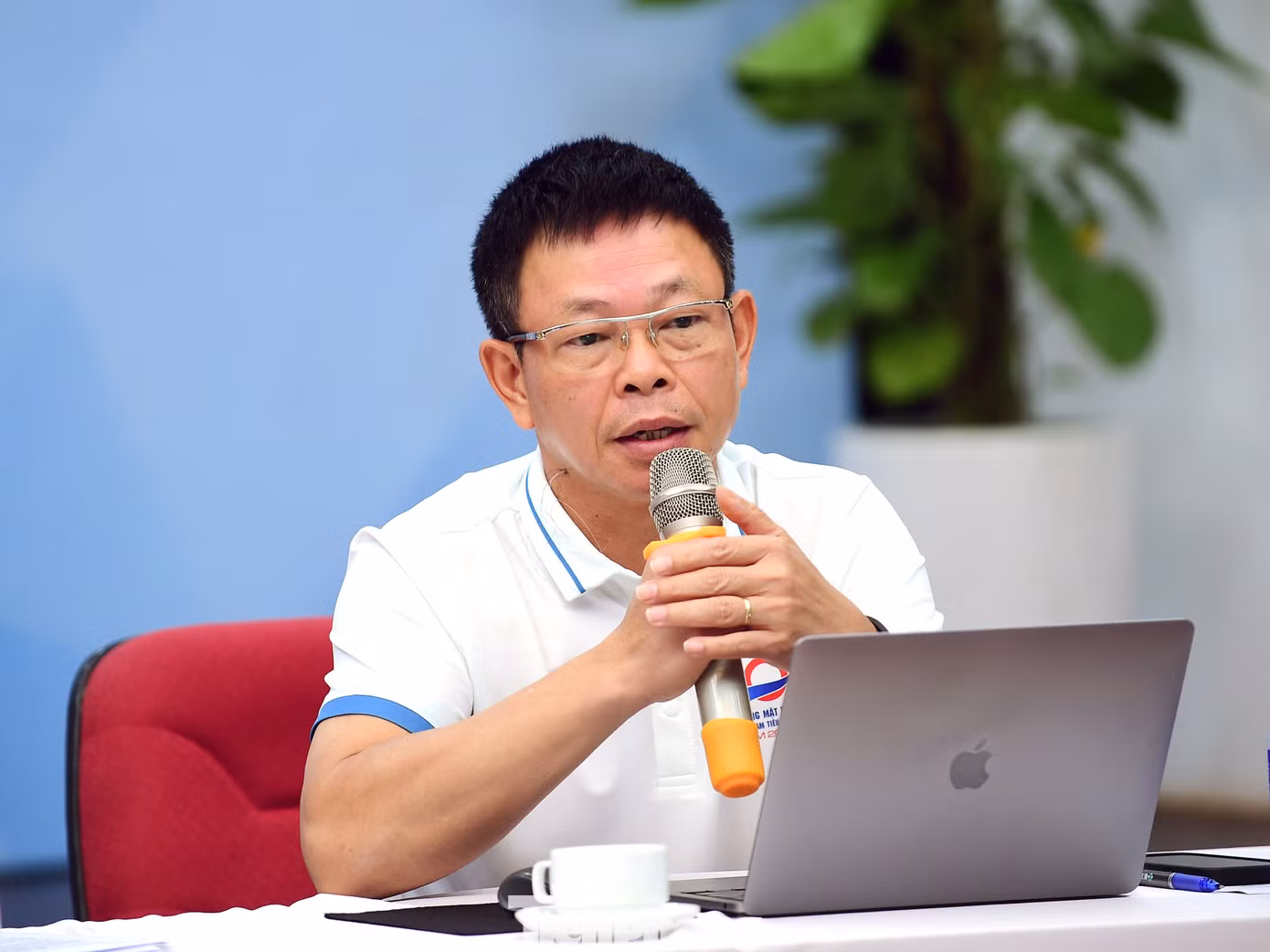 Nhà báo Lê Xuân Sơn – Bí thư Đảng uỷ, Tổng Biên tập Báo Tiền Phong; nhà báo Vũ Tiến – Phó Bí thư Đảng uỷ, Phó Tổng Biên tập Báo Tiền Phong; nhà báo Lê Minh Toản – Phó Tổng Biên tập Báo Tiền Phong; nhà báo Phùng Công Sưởng – Phó Tổng Biên tập Báo Tiền Phong (lần lượt từ trái sang, trên xuống) trao đổi tại chương trình.