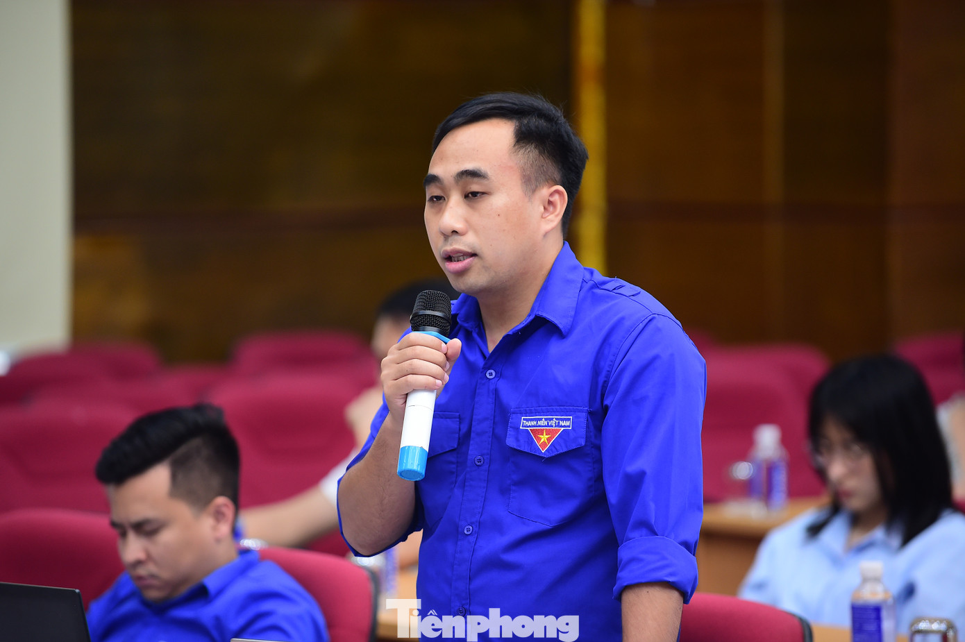 Đoàn viên thanh niên tham dự và đặt câu hỏi tại chương trình đối thoại. Đoàn viên thanh niên tham dự và đặt câu hỏi tại chương trình đối thoại.