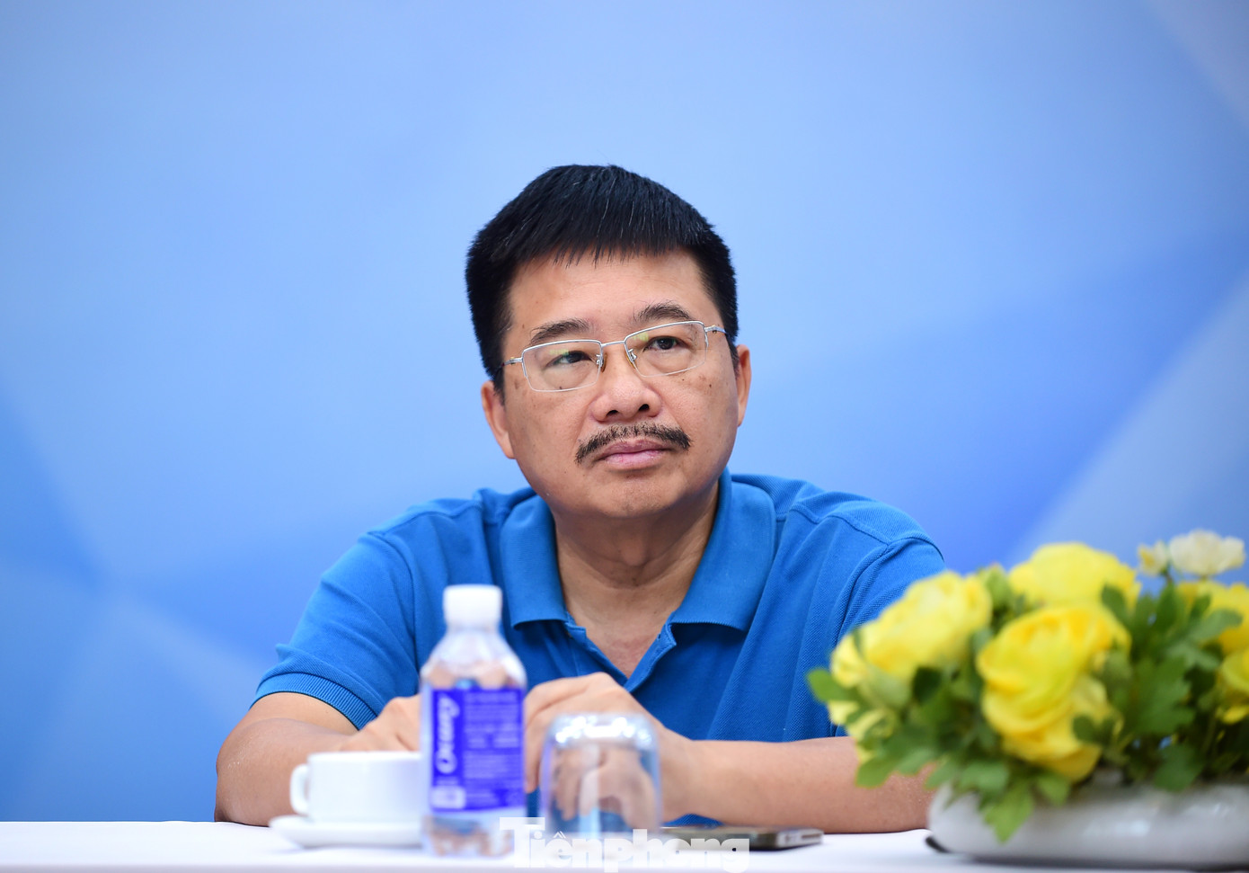 Nhà báo Lê Xuân Sơn – Bí thư Đảng uỷ, Tổng Biên tập Báo Tiền Phong; nhà báo Vũ Tiến – Phó Bí thư Đảng uỷ, Phó Tổng Biên tập Báo Tiền Phong; nhà báo Lê Minh Toản – Phó Tổng Biên tập Báo Tiền Phong; nhà báo Phùng Công Sưởng – Phó Tổng Biên tập Báo Tiền Phong (lần lượt từ trái sang, trên xuống) trao đổi tại chương trình. Nhà báo Lê Xuân Sơn – Bí thư Đảng uỷ, Tổng Biên tập Báo Tiền Phong; nhà báo Vũ Tiến – Phó Bí thư Đảng uỷ, Phó Tổng Biên tập Báo Tiền Phong; nhà báo Lê Minh Toản – Phó Tổng Biên tập Báo Tiền Phong; nhà báo Phùng Công Sưởng – Phó Tổng Biên tập Báo Tiền Phong (lần lượt từ trái sang, trên xuống) trao đổi tại chương trình.