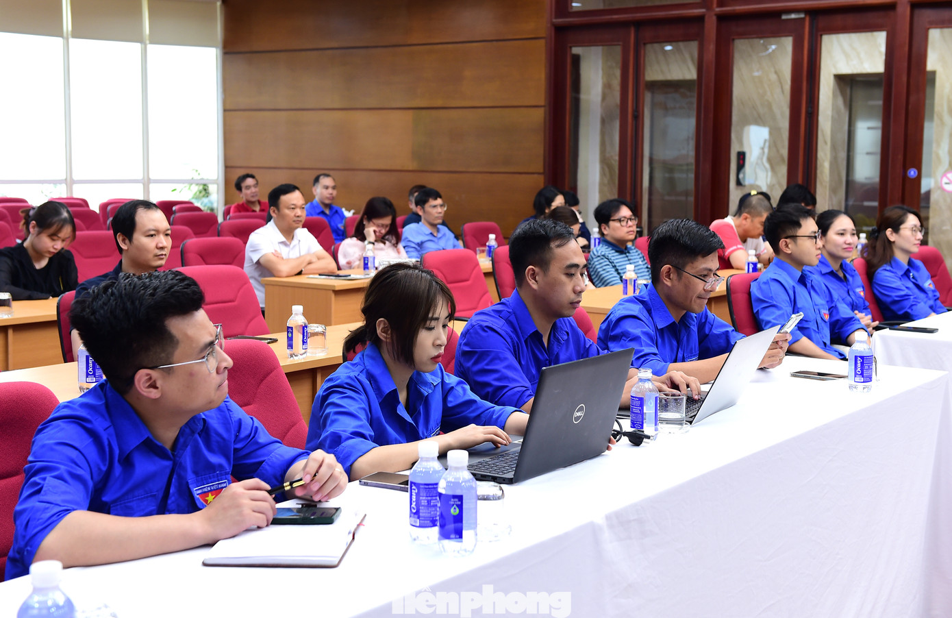 Đoàn viên thanh niên tham dự và đặt câu hỏi tại chương trình đối thoại. Đoàn viên thanh niên tham dự và đặt câu hỏi tại chương trình đối thoại.