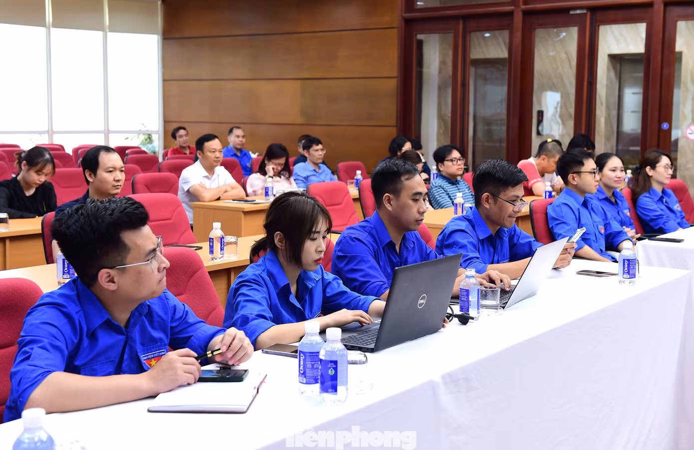 Đoàn viên thanh niên tham dự và đặt câu hỏi tại chương trình đối thoại.