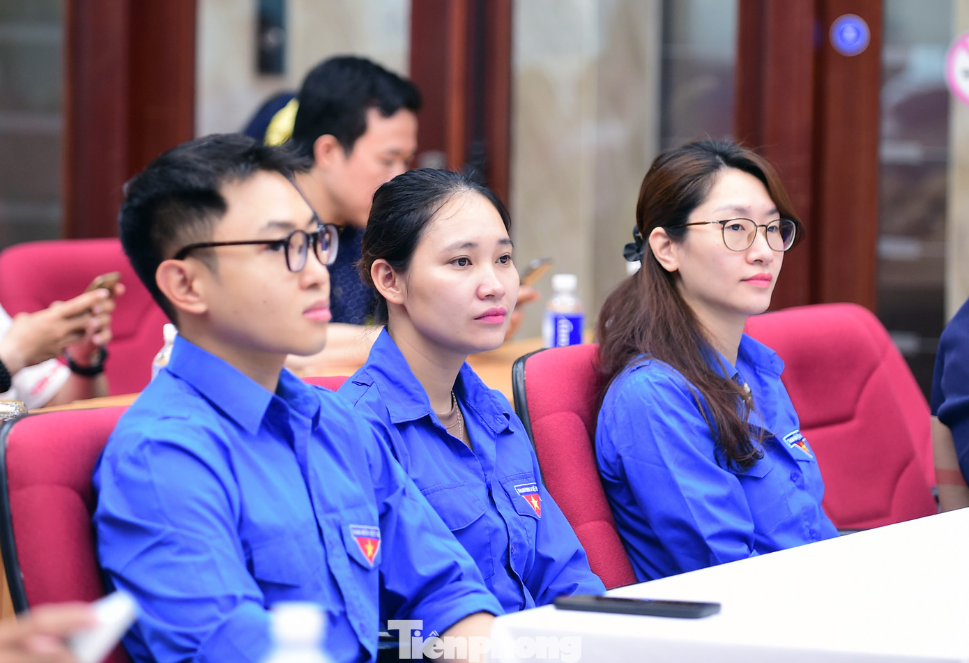 Đoàn viên thanh niên tham dự và đặt câu hỏi tại chương trình đối thoại. Đoàn viên thanh niên tham dự và đặt câu hỏi tại chương trình đối thoại.