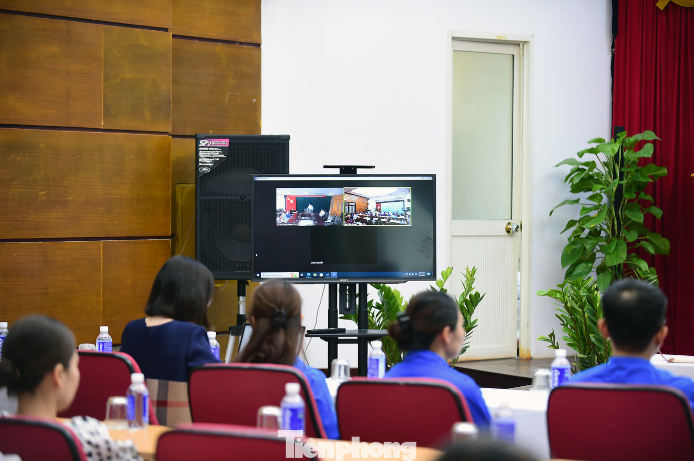 Chương trình diễn ra trực tiếp và trực tuyến. Chương trình diễn ra trực tiếp và trực tuyến.