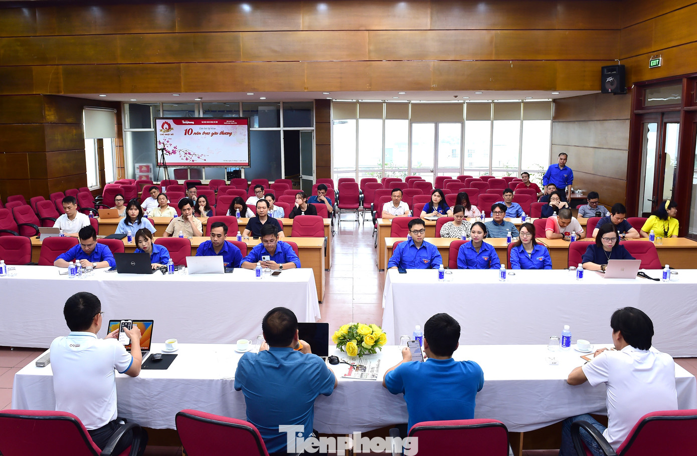 Chương trình diễn ra trực tiếp và trực tuyến. Chương trình diễn ra trực tiếp và trực tuyến.