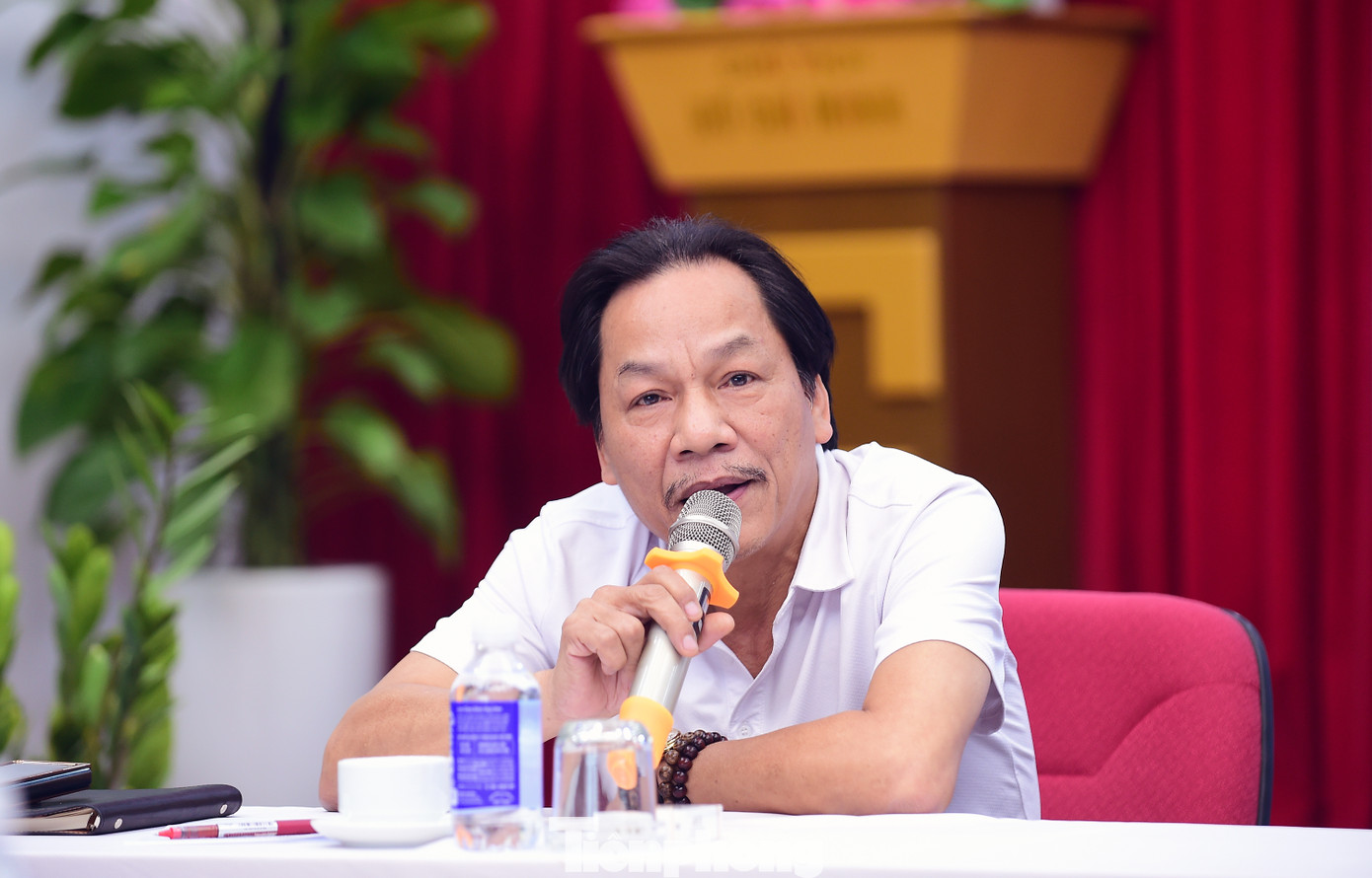 Nhà báo Lê Xuân Sơn – Bí thư Đảng uỷ, Tổng Biên tập Báo Tiền Phong; nhà báo Vũ Tiến – Phó Bí thư Đảng uỷ, Phó Tổng Biên tập Báo Tiền Phong; nhà báo Lê Minh Toản – Phó Tổng Biên tập Báo Tiền Phong; nhà báo Phùng Công Sưởng – Phó Tổng Biên tập Báo Tiền Phong (lần lượt từ trái sang, trên xuống) trao đổi tại chương trình. Nhà báo Lê Xuân Sơn – Bí thư Đảng uỷ, Tổng Biên tập Báo Tiền Phong; nhà báo Vũ Tiến – Phó Bí thư Đảng uỷ, Phó Tổng Biên tập Báo Tiền Phong; nhà báo Lê Minh Toản – Phó Tổng Biên tập Báo Tiền Phong; nhà báo Phùng Công Sưởng – Phó Tổng Biên tập Báo Tiền Phong (lần lượt từ trái sang, trên xuống) trao đổi tại chương trình.