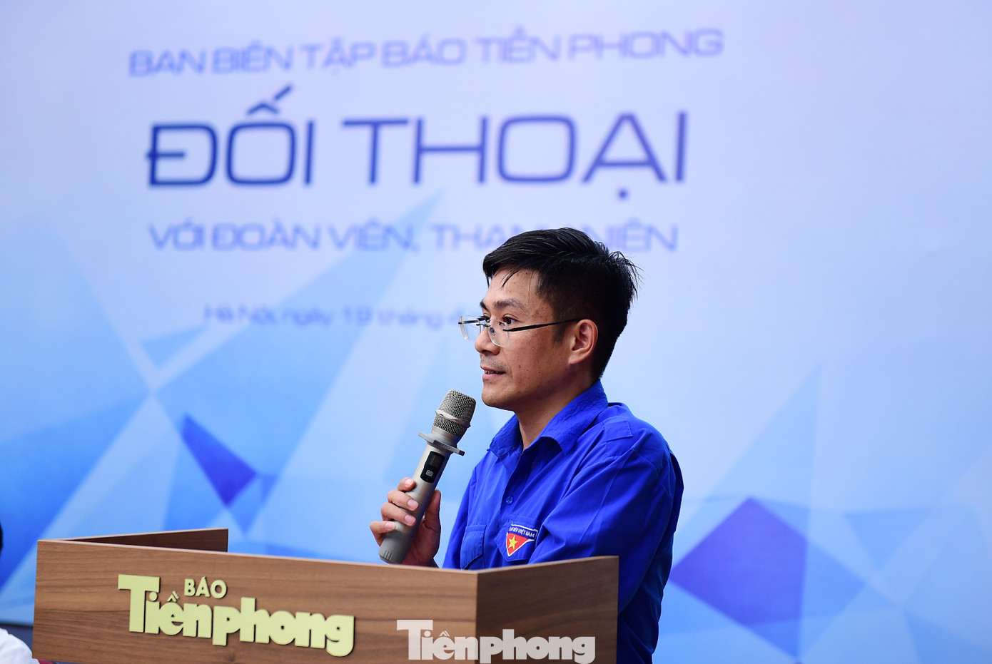 Nhà báo Lê Hữu Việt - Bí thư Đoàn cơ sở Báo Tiền Phong phát biểu đáp từ, tiếp thu các ý kiến định hướng, chỉ đạo của Đảng uỷ - Ban Biên tập Báo Tiền Phong. Nhà báo Lê Hữu Việt - Bí thư Đoàn cơ sở Báo Tiền Phong phát biểu đáp từ, tiếp thu các ý kiến định hướng, chỉ đạo của Đảng uỷ - Ban Biên tập Báo Tiền Phong.