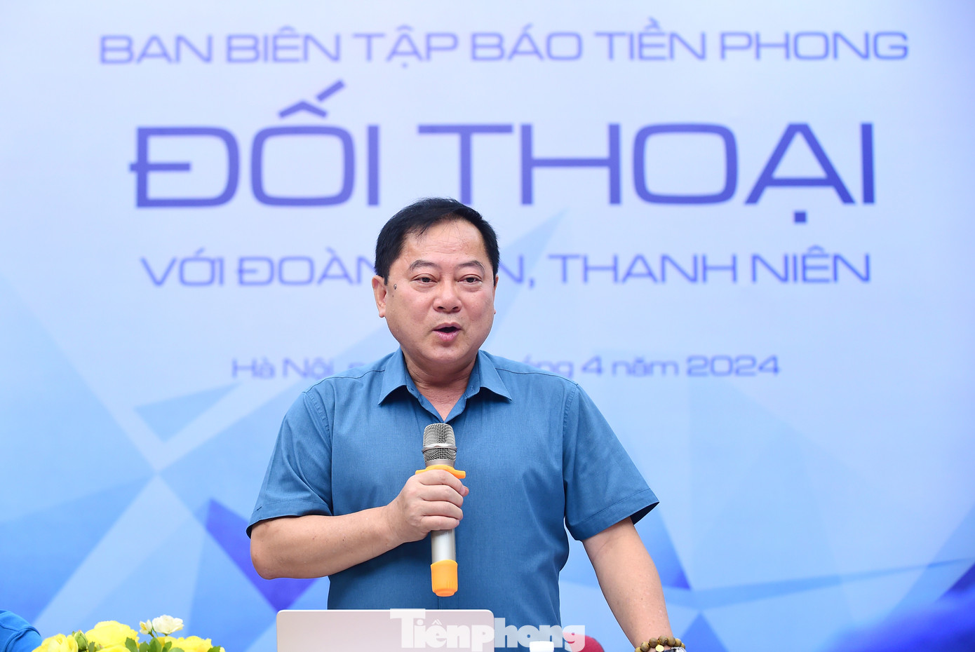 Nhà báo Lê Xuân Sơn – Bí thư Đảng uỷ, Tổng Biên tập Báo Tiền Phong; nhà báo Vũ Tiến – Phó Bí thư Đảng uỷ, Phó Tổng Biên tập Báo Tiền Phong; nhà báo Lê Minh Toản – Phó Tổng Biên tập Báo Tiền Phong; nhà báo Phùng Công Sưởng – Phó Tổng Biên tập Báo Tiền Phong (lần lượt từ trái sang, trên xuống) trao đổi tại chương trình. Nhà báo Lê Xuân Sơn – Bí thư Đảng uỷ, Tổng Biên tập Báo Tiền Phong; nhà báo Vũ Tiến – Phó Bí thư Đảng uỷ, Phó Tổng Biên tập Báo Tiền Phong; nhà báo Lê Minh Toản – Phó Tổng Biên tập Báo Tiền Phong; nhà báo Phùng Công Sưởng – Phó Tổng Biên tập Báo Tiền Phong (lần lượt từ trái sang, trên xuống) trao đổi tại chương trình.