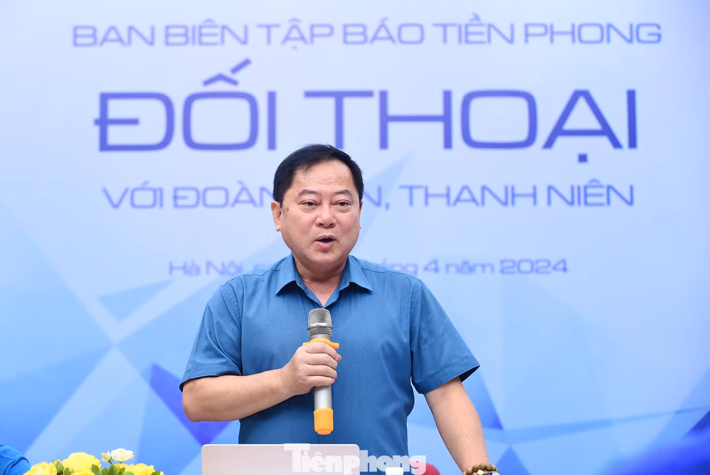 Nhà báo Lê Xuân Sơn – Bí thư Đảng uỷ, Tổng Biên tập Báo Tiền Phong; nhà báo Vũ Tiến – Phó Bí thư Đảng uỷ, Phó Tổng Biên tập Báo Tiền Phong; nhà báo Lê Minh Toản – Phó Tổng Biên tập Báo Tiền Phong; nhà báo Phùng Công Sưởng – Phó Tổng Biên tập Báo Tiền Phong (lần lượt từ trái sang, trên xuống) trao đổi tại chương trình.