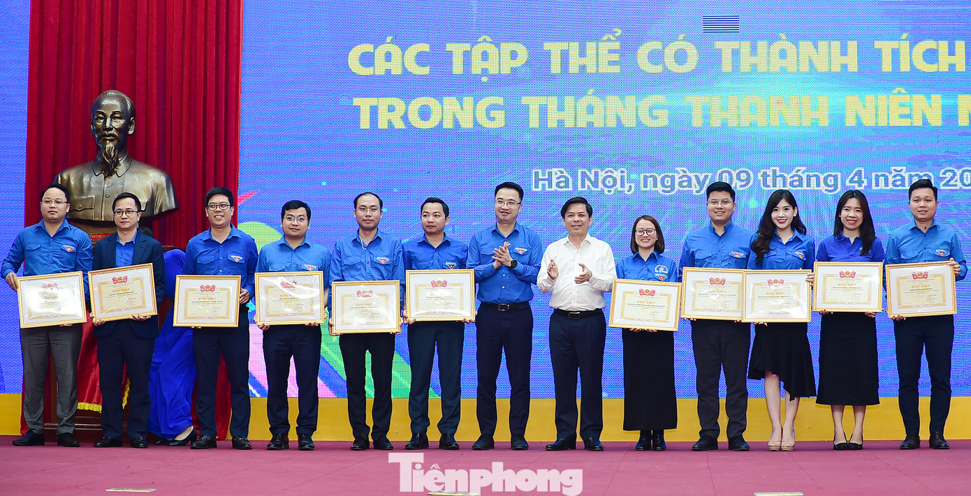Bí thư Đảng ủy Khối Các cơ quan T.Ư Nguyễn Văn Thể và Bí thư T.Ư Đoàn Nguyễn Tường Lâm trao khen thưởng các đơn vị có thành tích xuất sắc trong Tháng Thanh niên 2024. Ảnh: Xuân Tùng