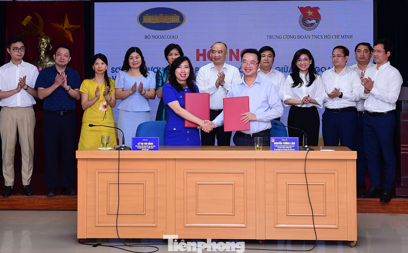 Thứ trưởng Bộ Ngoại giao Lê Thị Thu Hằng và Bí thư T.Ư Đoàn Nguyễn Tường Lâm ký kết Kế hoạch triển khai chương trình phối hợp công tác giai đoạn 2024 – 2026. Ảnh: Xuân Tùng